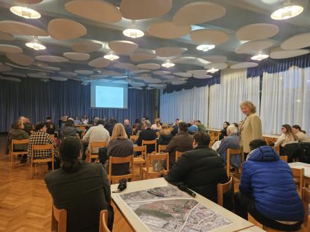 Moderatorka (stoji) je koordinirala tudi razpravo.